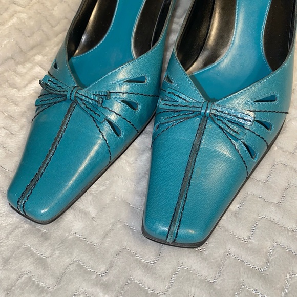 LINEA PAOLO Steel Blue Leather Square Toe Pumps W/Bow Decor Womens Size 8.5M - Picture 5 of 7